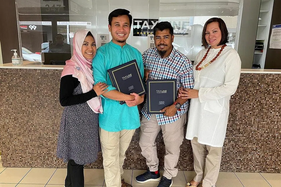 RAKAN KONGSI: Pasangan suami isteri Cik Shahidah (paling kanan) dan suami, Encik Shaik serta Encik Ashraf dan Cik Marinah bersama-sama membentuk pusat pengayaan Aimsparke di Melbourne. - Foto AIMSPARKE PTY LTD