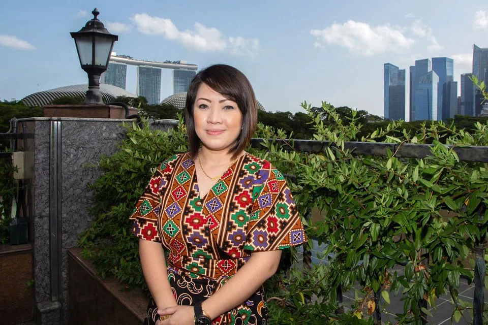 PENUHI PERMINTAAN PELANGGAN: Peniaga buku dalam talian, Cik Zuliana Zainal menganjurkan acara sembang bersama novelis dan pelakon drama bagi memenuhi keperluan pelanggan yang ingin menemui penulis kegemaran atau pelakon pujaan. - Foto BH oleh ZALEHA ABDUL