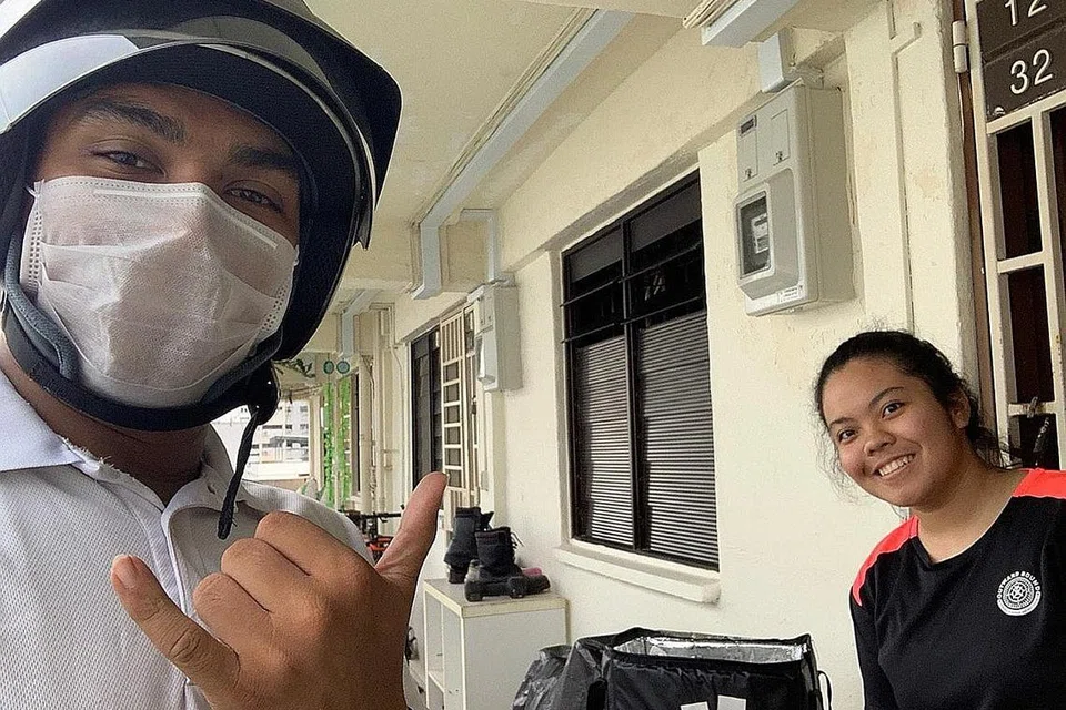 JALIN KERJASAMA: Deliveroo Singapore bekerjasama dengan WeCare@MarineParade untuk menghantar juadah berbuka puasa kepada keluarga Muslim kurang bernasib baik Ramadan ini. - Foto DELIVEROO SINGAPORE