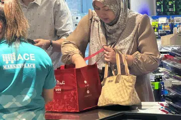 BAWA BEG GUNA SEMULA: Pembeli memilih membawa beg sendiri daripada membayar lima sen bagi setiap beg plastik di pasar raya
