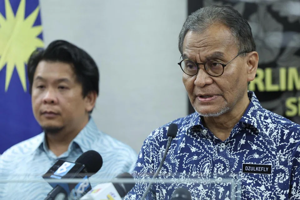 SIDANG MEDIA: Menteri Kesihatan Malaysia, Datuk Seri Dr Dzulkefly Ahmad (kanan) pada sidang media di Bangunan Parlimen pada 18 Disember. Turut serta ialah Timbalan Menteri Kesihatan, Datuk Lukanisman Awang Sauni.