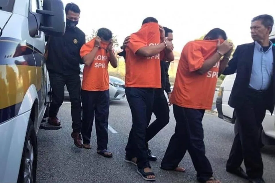 Tiga pegawai kanan, termasuk pengurus besar, sebuah agensi kerajaan di Kelantan ditahan reman kerana disyaki terlibat meminta dan menerima rasuah.  