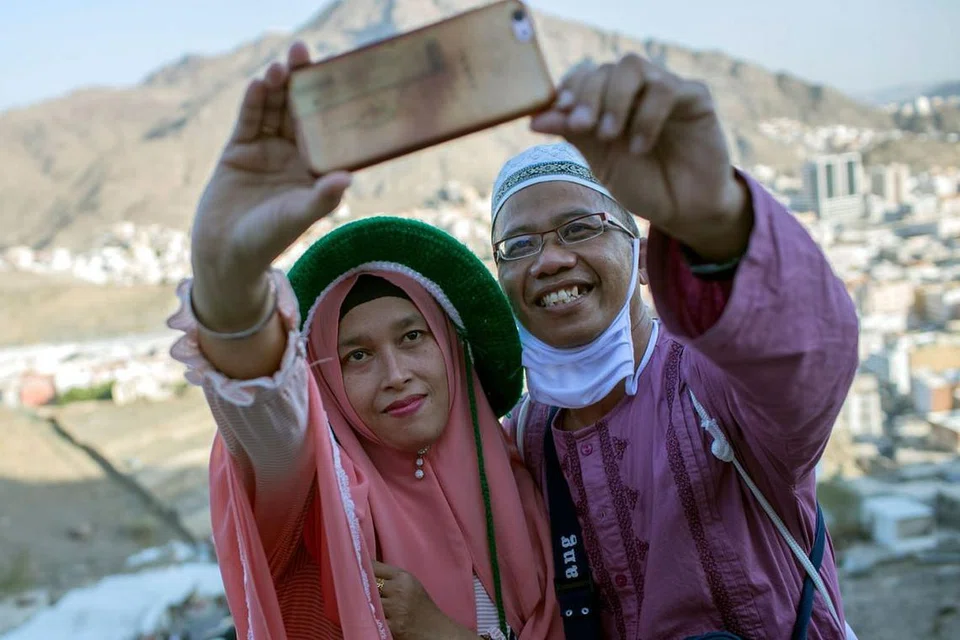 Menyahut seruan Haji: ABADIKAN PENGALAMAN: Pasangan jemaah Indonesia merakamkan melalui selfie pendakian Jabal Nur mereka bagi menziarahi Gua Hira. - Foto EPA