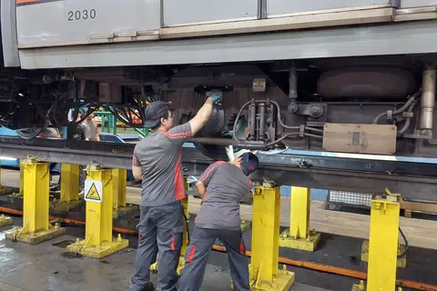 Petugas SMRT melakukan pemeriksaan pada kotak gandar kereta api.