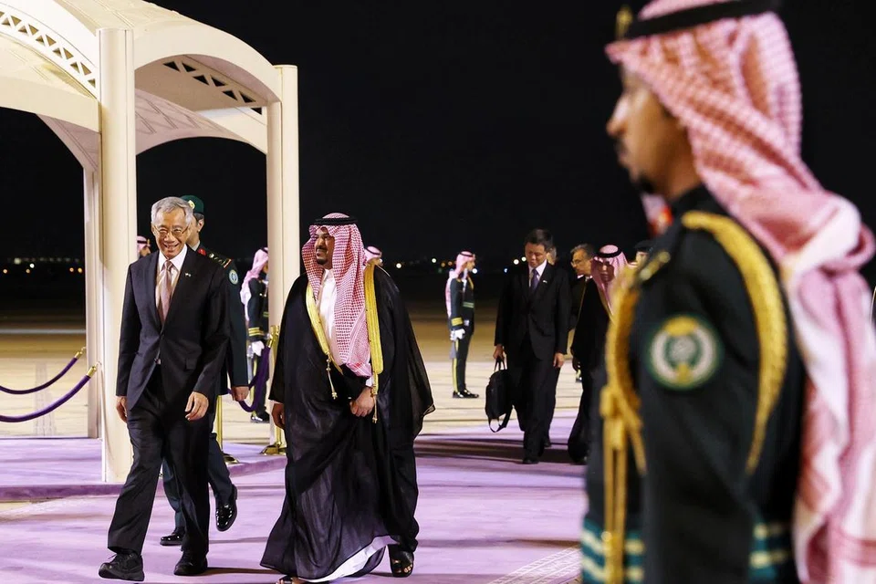 LAWATAN RASMI: Ketibaan Perdana Menteri, Encik Lee Hsien Loong, di Riyadh pada Selasa malam bagi lawatan rasminya ke Arab Saudi disambut Timbalan Gabenor Riyadh, Putera Mohammed Abdulrahman Abdulaziz Al Saud.