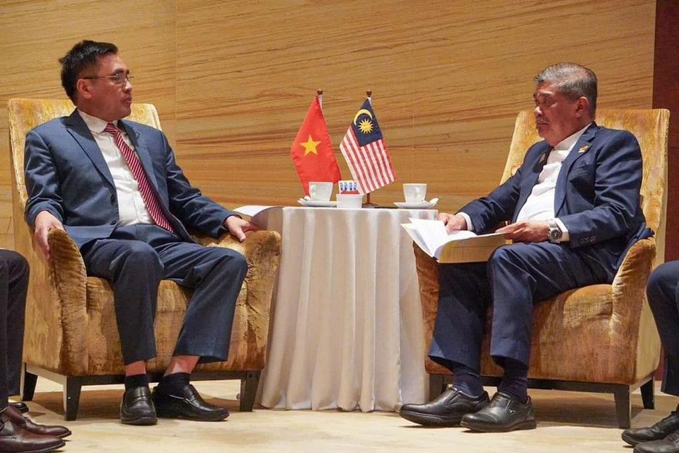 CAPAI PERSETUJUAN: Menteri Pertanian dan Keterjaminan Makanan Malaysia, Datuk Seri Mohamad Sabu (kanan), bersama Ketua Setiausaha Asean, Dr Kao Kim Hourn, mengadakan perbincangan sempena Mesyuarat Menteri-Menteri Asean Mengenai Pertanian dan Perhutanan (AMAF) Ke-45 di Kuala Lumpur.