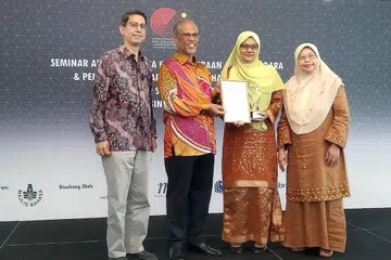 PENTERJEMAHAN SASTERA: Pemenang Hadiah Terjemahan Mastera bagi negara Singapura, Cik Nur-el Huda Jaffar (bertudung kuning) menerima sijil dan piala daripada (dari kiri) Profesor Madya Muhammad Faishal Ibrahim, Encik Masagos Zulkifli Masagos Mohamad dan Profesor Madya Hadijah Rahmat (paling kanan). - Foto MASTERA 2019