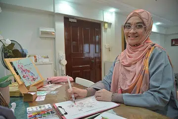 SENI KETENANGAN: Cik Azlina Alias menjadikan seni cara bagi beliau melupakan penyakit autoimun yang dihadapinya dan menyumbang dalam membantu penyakit lain dan meningkatkan kesedaran tentang penyakit itu.