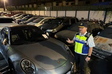Pengarah Kanan Penguatkuasaan Jabatan Pengangkutan Jalan (JPJ) Malaysia, Encik Muhammad Kifli Ma Hassan, menunjukkan salah satu kenderaan mewah yang disita dalam ‘Ops Luxury’.