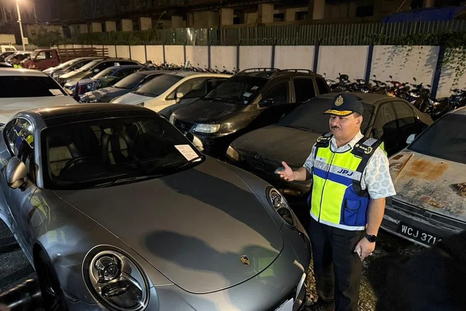 Pengarah Kanan Penguatkuasaan Jabatan Pengangkutan Jalan (JPJ) Malaysia, Encik Muhammad Kifli Ma Hassan, menunjukkan salah satu kenderaan mewah yang disita dalam ‘Ops Luxury’.