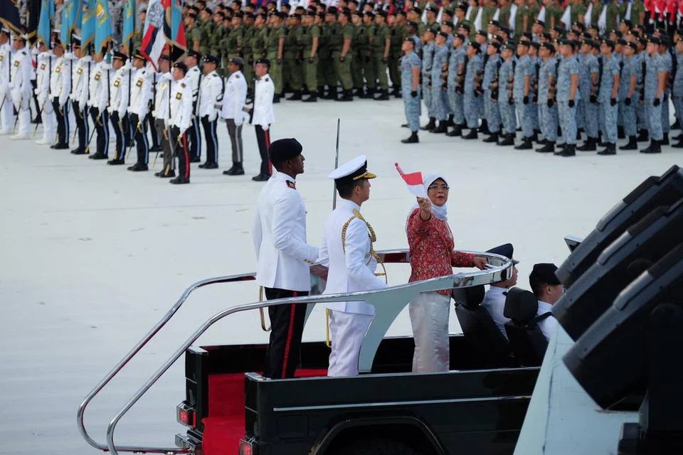 DEKATI PENONTON: Presiden Halimah Yacob melambai kepada penonton yang hadir di Padang.