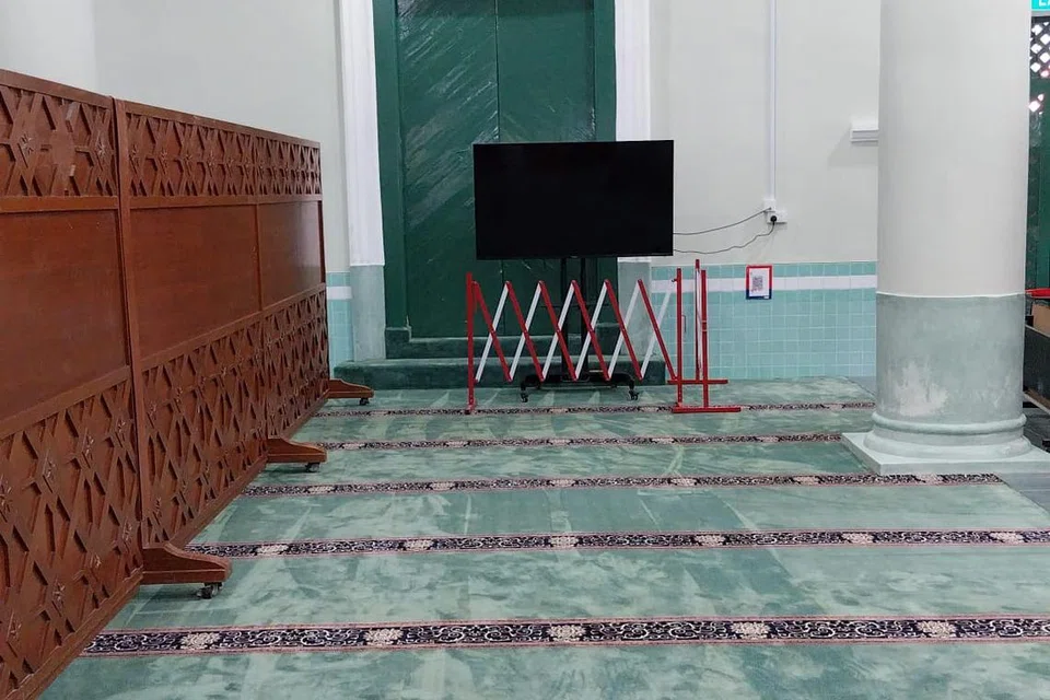 DEWAN SOLAT MUSLIMAH: Bilik solat bagi wanita di Masjid Jamae Chulia ini kini lebih kondusif dan tidak lagi berbahang.