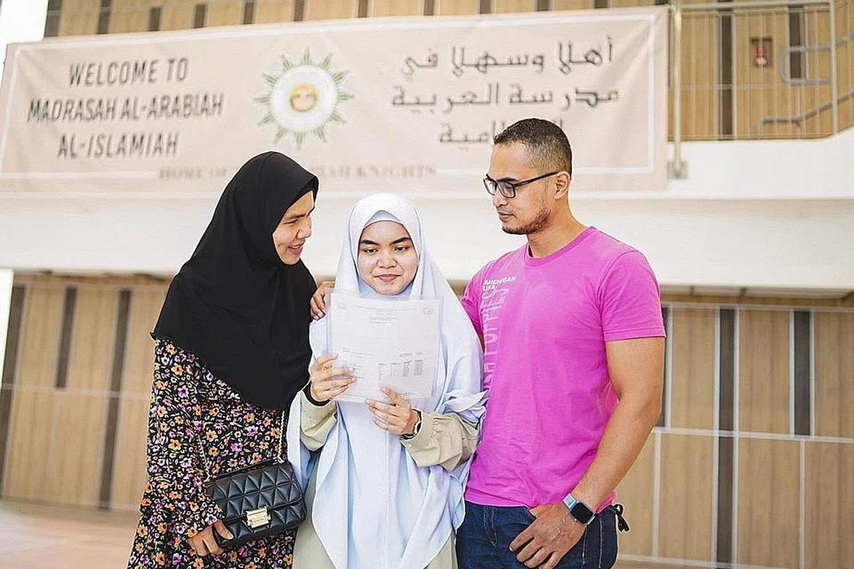 CAPAI KECEMERLANGAN: Walaupun terpaksa melalui beberapa perubahan dari segi pembelajarannya sejak CB, Maryam berjaya menyesuaikan diri demi mencapai matlamat. Bersamanya ialah ibunya Cik Siti Mashita dan bapanya Encik Rani Basiran. - Foto BH oleh NUR DIYANA TAHA