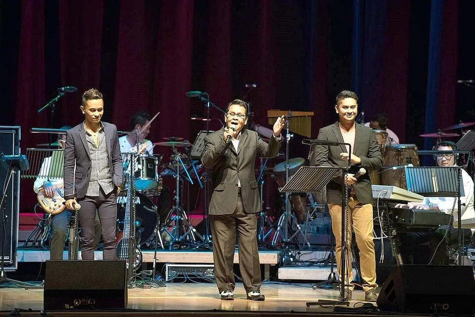 WARISAN SENI DARI AYAH KE ANAK: Biduan R. Ismail (tengah) yang popular dengan lagu filem Melayu klasik seperti 'Gurindam Jiwa' bakal berkongsi pentas sekali lagi dengan dua anaknya, Eiss (kiri) dan Elfee menerusi konsert mini 'Gurindam Jiwa - Satu Malam Bersama R. Ismail' esok, sempena pesta muzik warga senja. 'A Date With Friends'. - Foto EF EVENT MANAGEMENT