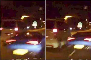 AKSI BAHAYA DIRAKAM: Kereta Lamborghini biru dirakam memecut melalui jurang sempit di antara dua kereta lain. - Foto FACEBOOK HENG SEE MENG