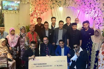 HASIL DERMA: Riz Sunawan (duduk, tengah) menerima cek hasil penjualan tiket, tidak termasuk derma sampingan dan jualan amal yang keseluruhannya berjumlah lebih $40,000. Beliau bergambar beramai-ramai bersama artis-artis yang menjayakan acara malam itu serta kaum keluarganya. - Foto BH oleh HANIM MOHD SALEH
