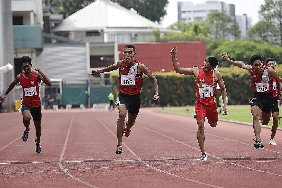 ATLIT-PELAJAR TERPANTAS: Peserta Thailand, Siripol Punpa (kiri) mengatasi saingan sengit daripada pelari Indonesia, Bakti Ladia Mukhtar, untuk memenangi perlumbaan glamor pecut 100 meter.