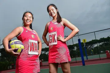 REBUT PELUANG: Angelina (kiri) dan Jamie bangkit daripada rintangan masing-masing untuk mewakili pasukan bola jaring nasional di Piala Negara-Negara M1. - Foto BH oleh DESMOND WEE