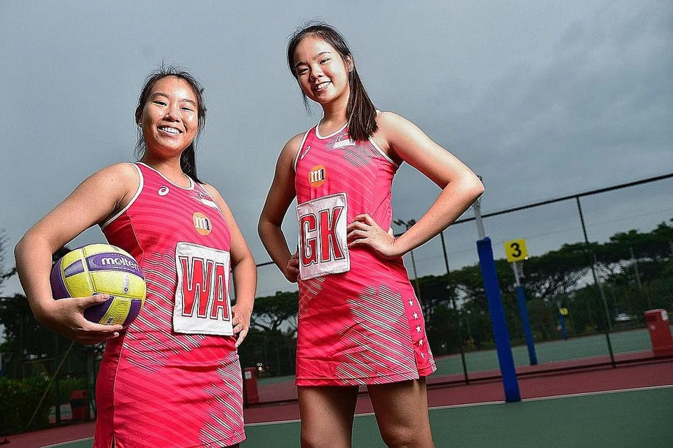 REBUT PELUANG: Angelina (kiri) dan Jamie bangkit daripada rintangan masing-masing untuk mewakili pasukan bola jaring nasional di Piala Negara-Negara M1. - Foto BH oleh DESMOND WEE