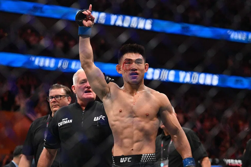 Atlet China, Song Yadong, meraikan kemenangannya ke atas atlet Russia, Umar Nurmagomedov, dalam pertarungan kategori bantamweight lelaki semasa UFC Fight Night di Pusat Sukan Oriental, Shanghai, pada 29 Ogos.