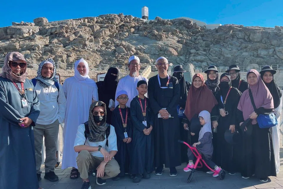 Cik Nur Syahidah (dua dari kanan, barisan belakang) berkunjung ke Arafah, Makkah bersama keluarganya dan jemaah lain pada Disember 2024.