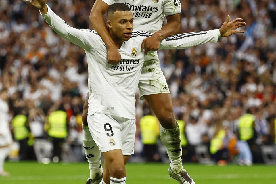 Jika sah berpindah ke Real Madrid di penghujung musim ini, ia bermakna Trent Alexander-Arnold berpeluang beraksi di samping rakan sepasukan kelas dunia termasuk rakannya dalam pasukan England, Jude Bellingham, dan bintang Perancis, Kylian Mbappe (kededuanya dalam gambar).