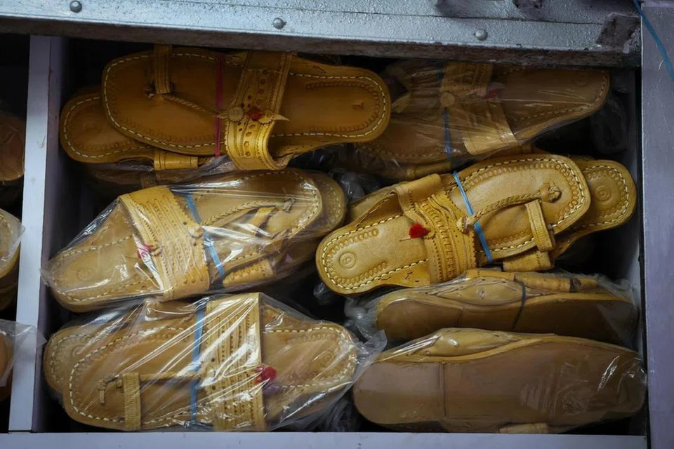 Sandal Kolhapuri dipamerkan di sebuah kedai di New Delhi.