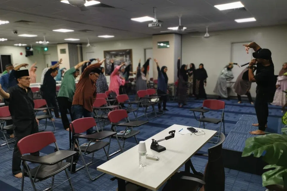 Kelas senaman dan ceramah kesihatan di bawah program Get Fit For Haj menggalak bakal jemaah haji mempersiapkan diri secara fizikal dan mental bagi menjalani ibadah haji dengan selamat. Gambar ini diambil semasa salah satu sesi program itu bagi jemaah di bawah agensi Noor Mohamad Services & Travel.