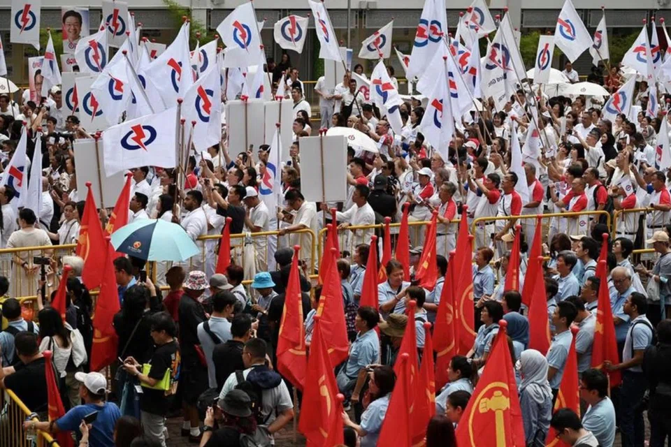 Parti-parti yang bakal bertanding di Pilihan Raya Umum 2025 mengadakan rapat pertama pada 24 April. Gambar ini menunjukkan penyokong Parti Tindakan Rakyat (PAP) dan Parti Pekerja di Sekolah Poi Ching pada Hari Penamaan Calon