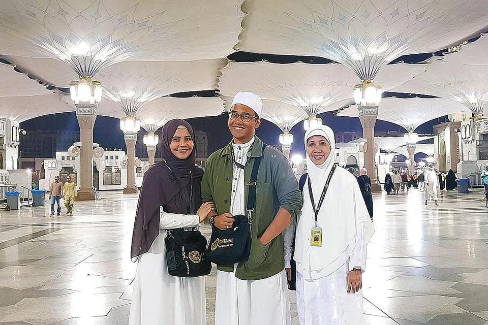 BERSAMA ANAK-ANAK: Penulis bersama anak-anak di pekarangan Masjid Nabawi. - Foto HAFIZA TALIB
