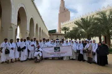Jemaah Thoha Travels & Tours bergambar bersama semasa mengerjakan haji pada 2024.  