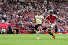 Bruno Fernandes dari Manchester United (kanan) menjaringkan gol pertama pasukannya semasa Manchester United kalahkan Ipswich Town di Old Trafford, pada 30 Ogos.