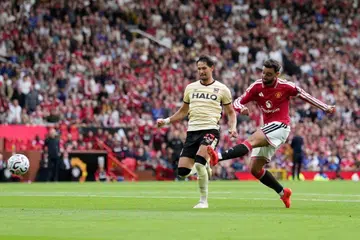 Bruno Fernandes dari Manchester United (kanan) menjaringkan gol pertama pasukannya semasa Manchester United kalahkan Ipswich Town di Old Trafford, pada 30 Ogos.