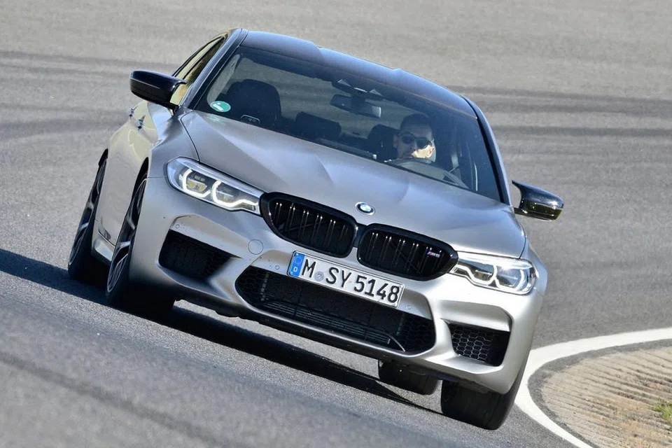 BMW M5: Kereta buatan Jerman ini mendapat undian tertinggi dari segi prestasi dan pengendalian. BMW M5 adalah sedan pertama daripada jenisnya untuk menawarkan prestasi tinggi, tetapi diorientasikan dalam badan sedan yang digemari oleh ramai pemandu. - Foto fail