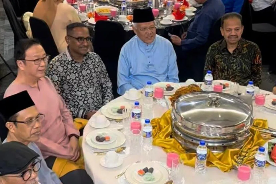 Ketua Pembangkang, Datuk Seri Hamzah Zainudin (dua dari kanan), bersama jemputannya semasa majlis berbuka puasa pada 9 Mac, yang dihadiri pemimpin semua parti komponen dalam Perikatan Nasional (PN). 