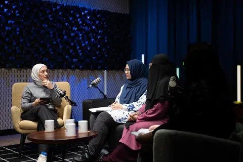 (Dari kiri) Hos NoTapis, Cik Natasha Mustafa bersama pegawai kes, perkhidmatan keluarga AMP, Cik Nurhayati Yusof, dan Cik Siti Masturah Ramlan, membincangkan cabaran dibelenggu hutang.