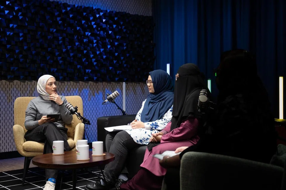(Dari kiri) Hos NoTapis, Cik Natasha Mustafa bersama pegawai kes, perkhidmatan keluarga AMP, Cik Nurhayati Yusof, dan Cik Siti Masturah Ramlan, membincangkan cabaran dibelenggu hutang.