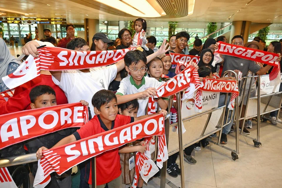 Peminat menunggu ketibaan pemain Singa di Terminal 2, Lapangan Terbang Changi pada 19 November. 