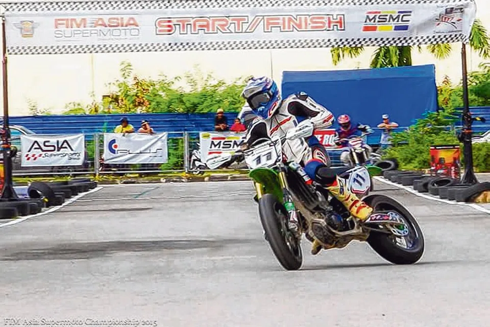 LEBIH 'MATANG': Roy (atas) beraksi di perlumbaan FIM Asia Supermoto musim lalu. - Foto-foto ihsan MUHAMMAD HASROY OSMAN
