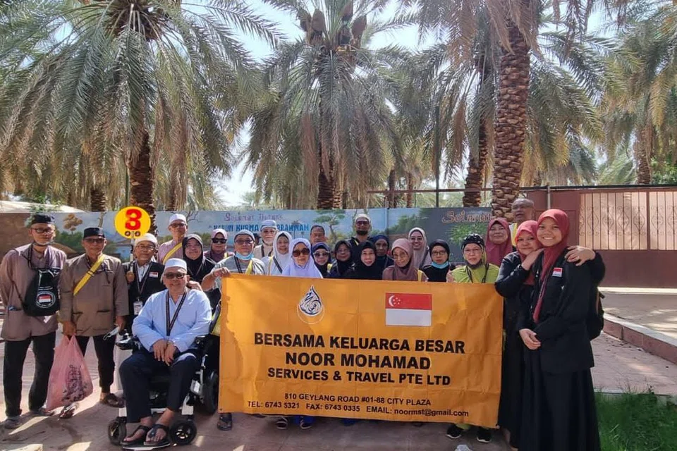MELAWAT KEBUN KURMA: Gambar jemaah Noor Mohamad Services & Travel Pte Ltd (Noor 3) di Kebun Kurma, Madinah, pada musim haji lepas. 