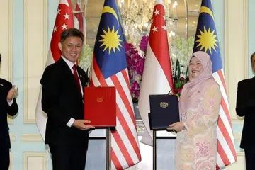 Perdana Menteri Malaysia, Datuk Seri Anwar Ibrahim (kanan), dan Perdana Menteri Singapura, Encik Lawrence Wong (kiri) menyaksikan Menteri Pendidikan, Cik Fadhlina Sidek (dua dari kanan) bertukar dokumen perjanjian kerjasama dengan Menteri Pendidikan Singapura, Encik Chan Chun Sing (dua dari kiri), semasa sambutan rasmi Perdana Menteri Singapura ke Malaysia di Putrajaya pada 7 Januari.