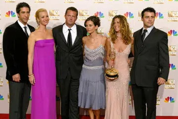 KENANGAN BERSAMA TETAP DIINGATI: Mendiang Matthew Perry (tiga dari kiri) bersama rakan-rakan dalam siri drama ‘Friends’ iaitu (dari kiri) David Schwimmer, Lisa Kudrow, Courteney Cox Arquette, Jennifer Aniston dan Matt LeBlanc semasa Anugerah Emmy 2002.