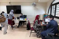 Pegawai perubatan NHG Health menjalankan pemeriksaan kesihatan ke atas jemaah wanita di Masjid Al-Muttaqin, salah satu masjid daripada dua masjid buat masa ini yang memberikan khidmat Pos Kesihatan Masyarakat (CHP).