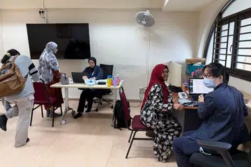 Pegawai perubatan NHG Health menjalankan pemeriksaan kesihatan ke atas jemaah wanita di Masjid Al-Muttaqin, salah satu masjid daripada dua masjid buat masa ini yang memberikan khidmat Pos Kesihatan Masyarakat (CHP).