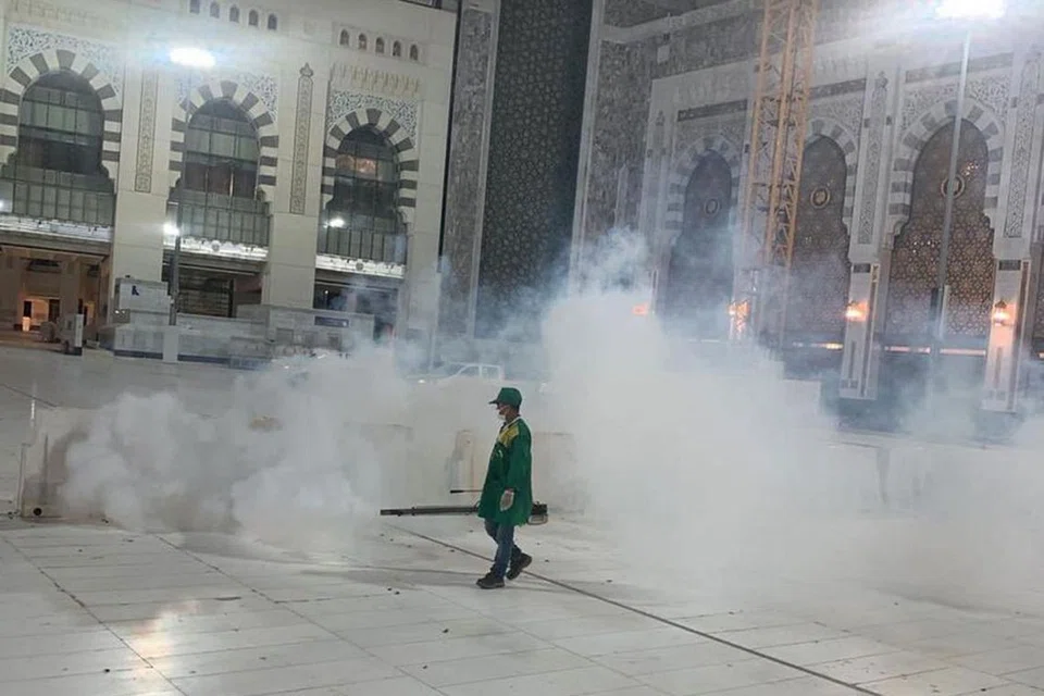 LAKUKAN PEMBERSIHAN: Pasukan pembersihan melakukan kerja penghapusan serangga di sekitar Masjidil Haram. - Foto TWITTER 