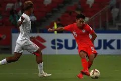 TIDAK KENAL ERTI PENAT: Song (kanan) rajin membantu benteng pertahanan Singa di samping menggerakkan jentera serangan pasukan semasa kemenangan 3-0 ke atas Myanmar dalam perlawanan pembukaan Ahad lalu. - Foto BH oleh JASON QUAH