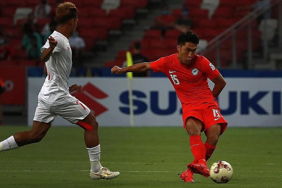 TIDAK KENAL ERTI PENAT: Song (kanan) rajin membantu benteng pertahanan Singa di samping menggerakkan jentera serangan pasukan semasa kemenangan 3-0 ke atas Myanmar dalam perlawanan pembukaan Ahad lalu. - Foto BH oleh JASON QUAH