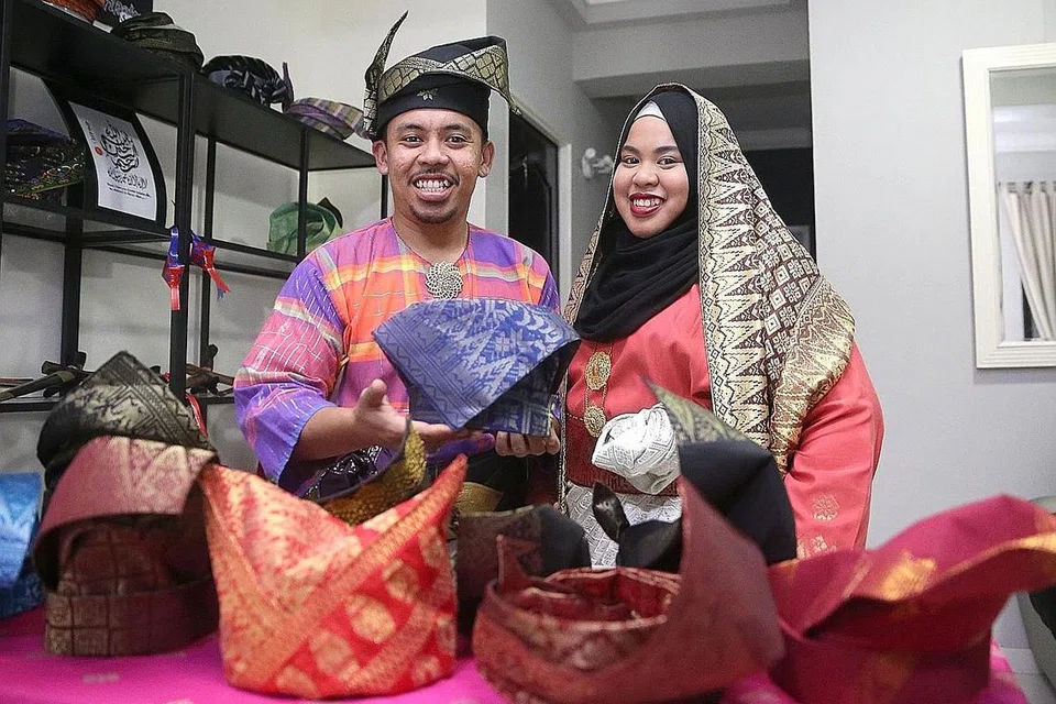 HIDUPKAN TANJAK: Encik Muhammad Fairuz Zazali, pengasas Tanjak Mahkota SG, yang kelihatan bersama adiknya, Cik Nur Farhanah, ingin melihat lebih ramai orang Melayu, terutama golongan muda, memakai tanjak, sambil hapuskan anggapan bahawa tanjak tidak layak dipakai oleh 'orang biasa'. - Foto BM oleh BENJAMIN SEETOR