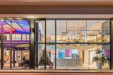 TONTON, KOMEN DAN MENANG: mc.2 adalah peneraju penyedia langsir dan bidai di Singapura, sama ada untuk keperluan dalam atau luar bangunan. - Foto MC.2