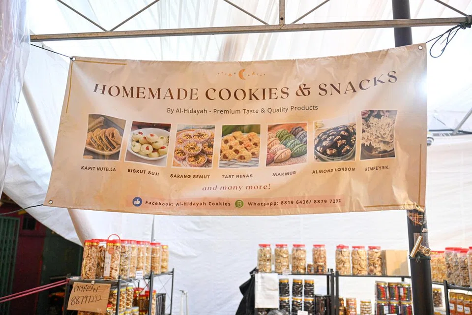 Gerai Cik Rosanani Idris dan Encik Abdul Moin Haji Yunus, Al-Hidayah Cookies, menjual pelbagai jenis kerepek termasuk kerepek ubi pedas dan tidak pedas, kerepek pisang dan kerepek tempe, dan kuih-muih buatan tangan, antaranya nutella tart, tart nenas, makmur dan kacang mazola.